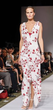 New York, Ny, Amerika Birleşik Devletleri - 10 Eylül 2018: Bir model yürür pist Dennis Basso ilkbahar/yaz 2019 pist gösterisi sırasında Cipriani 42nd Street, Manhattan, New York moda haftası için