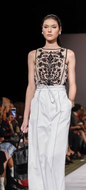 New York, Ny, Amerika Birleşik Devletleri - 10 Eylül 2018: Bir model yürür pist Dennis Basso ilkbahar/yaz 2019 pist gösterisi sırasında Cipriani 42nd Street, Manhattan, New York moda haftası için