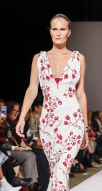 New York, Ny, Amerika Birleşik Devletleri - 10 Eylül 2018: Bir model yürür pist Dennis Basso ilkbahar/yaz 2019 pist gösterisi sırasında Cipriani 42nd Street, Manhattan, New York moda haftası için