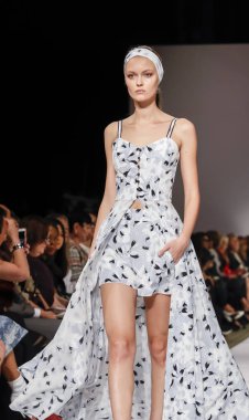 New York, Ny, Amerika Birleşik Devletleri - 10 Eylül 2018: Bir model yürür pist Dennis Basso ilkbahar/yaz 2019 pist gösterisi sırasında Cipriani 42nd Street, Manhattan, New York moda haftası için