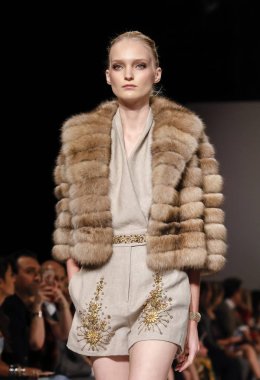 New York, Ny, Amerika Birleşik Devletleri - 10 Eylül 2018: Bir model yürür pist Dennis Basso ilkbahar/yaz 2019 pist gösterisi sırasında Cipriani 42nd Street, Manhattan, New York moda haftası için