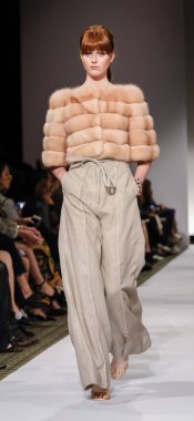 New York, Ny, Amerika Birleşik Devletleri - 10 Eylül 2018: Bir model yürür pist Dennis Basso ilkbahar/yaz 2019 pist gösterisi sırasında Cipriani 42nd Street, Manhattan, New York moda haftası için