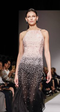 New York, Ny, Amerika Birleşik Devletleri - 10 Eylül 2018: Bir model yürür pist Dennis Basso ilkbahar/yaz 2019 pist gösterisi sırasında Cipriani 42nd Street, Manhattan, New York moda haftası için