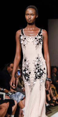 New York, Ny, Amerika Birleşik Devletleri - 10 Eylül 2018: Bir model yürür pist Dennis Basso ilkbahar/yaz 2019 pist gösterisi sırasında Cipriani 42nd Street, Manhattan, New York moda haftası için