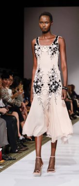 New York, Ny, Amerika Birleşik Devletleri - 10 Eylül 2018: Bir model yürür pist Dennis Basso ilkbahar/yaz 2019 pist gösterisi sırasında Cipriani 42nd Street, Manhattan, New York moda haftası için