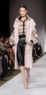 New York, Ny, Amerika Birleşik Devletleri - 10 Eylül 2018: Bir model yürür pist Dennis Basso ilkbahar/yaz 2019 pist gösterisi sırasında Cipriani 42nd Street, Manhattan, New York moda haftası için