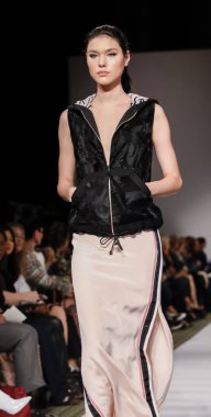 New York, Ny, Amerika Birleşik Devletleri - 10 Eylül 2018: Bir model yürür pist Dennis Basso ilkbahar/yaz 2019 pist gösterisi sırasında Cipriani 42nd Street, Manhattan, New York moda haftası için