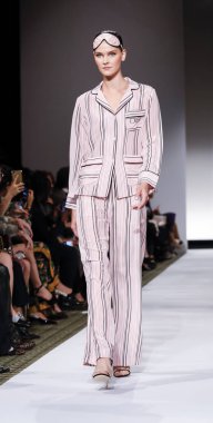 New York, Ny, Amerika Birleşik Devletleri - 10 Eylül 2018: Bir model yürür pist Dennis Basso ilkbahar/yaz 2019 pist gösterisi sırasında Cipriani 42nd Street, Manhattan, New York moda haftası için