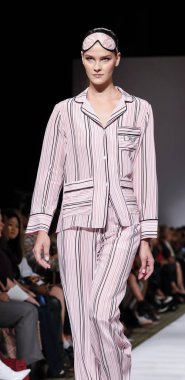 New York, Ny, Amerika Birleşik Devletleri - 10 Eylül 2018: Bir model yürür pist Dennis Basso ilkbahar/yaz 2019 pist gösterisi sırasında Cipriani 42nd Street, Manhattan, New York moda haftası için