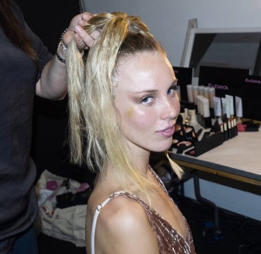 New York, Ny, Amerika Birleşik Devletleri - 7 Eylül 2018: Manken sahne arkasında Vivienne Hu ilkbahar/yaz 2019 pist show bahar Studios, Manhattan Ny moda haftası için hazırlar.