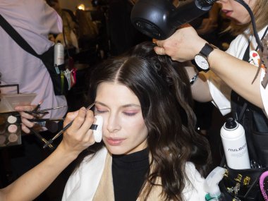 New York, Ny, Amerika Birleşik Devletleri - 7 Eylül 2018: Manken sahne arkasında Vivienne Hu ilkbahar/yaz 2019 pist show bahar Studios, Manhattan Ny moda haftası için hazırlar.