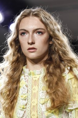 New York, ABD - 7 Eylül 2018: Bir model yürür pist prova Vivienne Hu ilkbahar/yaz 2019 koleksiyonu bahar Studios, Manhattan Ny moda haftası için