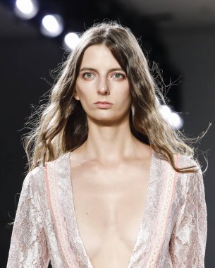 New York, ABD - 7 Eylül 2018: Bir model yürür pist prova Vivienne Hu ilkbahar/yaz 2019 koleksiyonu bahar Studios, Manhattan Ny moda haftası için