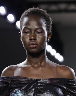 New York, ABD - 7 Eylül 2018: Bir model yürür pist prova Vivienne Hu ilkbahar/yaz 2019 koleksiyonu bahar Studios, Manhattan Ny moda haftası için