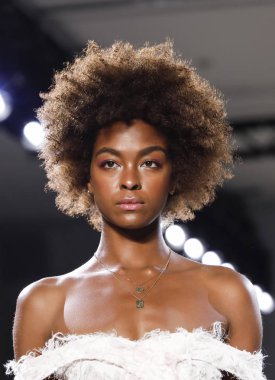 New York, ABD - 7 Eylül 2018: Bir model yürür pist prova Vivienne Hu ilkbahar/yaz 2019 koleksiyonu bahar Studios, Manhattan Ny moda haftası için