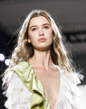 New York, ABD - 7 Eylül 2018: Bir model yürür pist prova Vivienne Hu ilkbahar/yaz 2019 koleksiyonu bahar Studios, Manhattan Ny moda haftası için