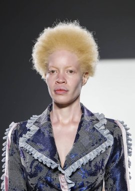 New York, ABD - 7 Eylül 2018: Bir model yürür pist prova Vivienne Hu ilkbahar/yaz 2019 koleksiyonu bahar Studios, Manhattan Ny moda haftası için