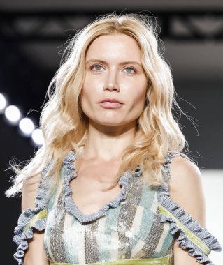 New York, ABD - 7 Eylül 2018: Bir model yürür pist prova Vivienne Hu ilkbahar/yaz 2019 koleksiyonu bahar Studios, Manhattan Ny moda haftası için