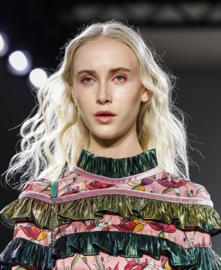 New York, ABD - 7 Eylül 2018: Bir model yürür pist prova Vivienne Hu ilkbahar/yaz 2019 koleksiyonu bahar Studios, Manhattan Ny moda haftası için
