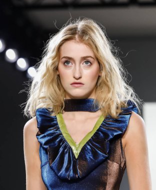 New York, ABD - 7 Eylül 2018: Bir model yürür pist prova Vivienne Hu ilkbahar/yaz 2019 koleksiyonu bahar Studios, Manhattan Ny moda haftası için