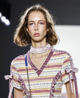 New York, ABD - 7 Eylül 2018: Bir model yürür pist prova Vivienne Hu ilkbahar/yaz 2019 koleksiyonu bahar Studios, Manhattan Ny moda haftası için