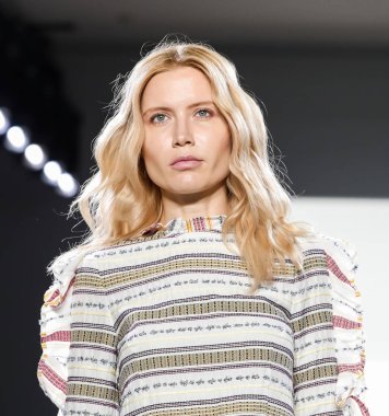 New York, ABD - 7 Eylül 2018: Bir model yürür pist prova Vivienne Hu ilkbahar/yaz 2019 koleksiyonu bahar Studios, Manhattan Ny moda haftası için