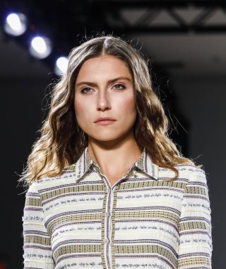 New York, ABD - 7 Eylül 2018: Bir model yürür pist prova Vivienne Hu ilkbahar/yaz 2019 koleksiyonu bahar Studios, Manhattan Ny moda haftası için