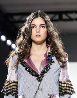 New York, ABD - 7 Eylül 2018: Bir model yürür pist prova Vivienne Hu ilkbahar/yaz 2019 koleksiyonu bahar Studios, Manhattan Ny moda haftası için