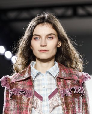 New York, ABD - 7 Eylül 2018: Bir model yürür pist prova Vivienne Hu ilkbahar/yaz 2019 koleksiyonu bahar Studios, Manhattan Ny moda haftası için