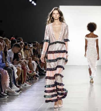 New York, ABD - 7 Eylül 2018: Bahar Studios, Manhattan Ny moda haftası sırasında Vivienne Hu ilkbahar/yaz 2019 toplama sunmak için bir model yürür pist