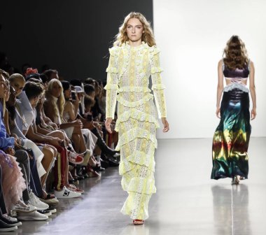 New York, ABD - 7 Eylül 2018: Bahar Studios, Manhattan Ny moda haftası sırasında Vivienne Hu ilkbahar/yaz 2019 toplama sunmak için bir model yürür pist