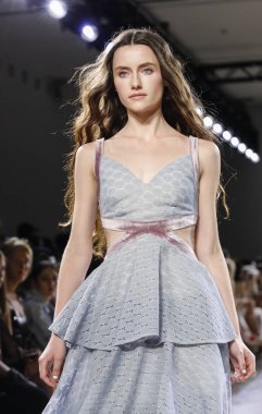 New York, ABD - 7 Eylül 2018: Bahar Studios, Manhattan Ny moda haftası sırasında Vivienne Hu ilkbahar/yaz 2019 toplama sunmak için bir model yürür pist