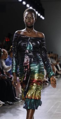 New York, ABD - 7 Eylül 2018: Bahar Studios, Manhattan Ny moda haftası sırasında Vivienne Hu ilkbahar/yaz 2019 toplama sunmak için bir model yürür pist