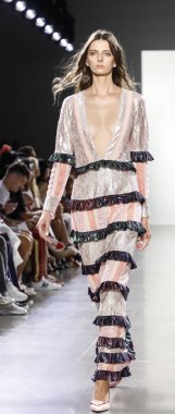 New York, ABD - 7 Eylül 2018: Bahar Studios, Manhattan Ny moda haftası sırasında Vivienne Hu ilkbahar/yaz 2019 toplama sunmak için bir model yürür pist