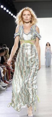 New York, ABD - 7 Eylül 2018: Bahar Studios, Manhattan Ny moda haftası sırasında Vivienne Hu ilkbahar/yaz 2019 toplama sunmak için bir model yürür pist