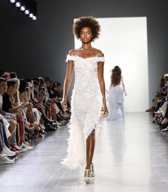 New York, ABD - 7 Eylül 2018: Bahar Studios, Manhattan Ny moda haftası sırasında Vivienne Hu ilkbahar/yaz 2019 toplama sunmak için bir model yürür pist