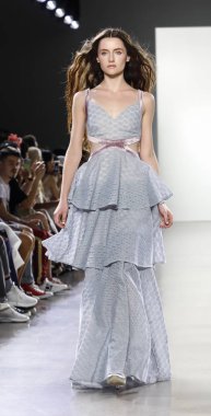 New York, ABD - 7 Eylül 2018: Bahar Studios, Manhattan Ny moda haftası sırasında Vivienne Hu ilkbahar/yaz 2019 toplama sunmak için bir model yürür pist