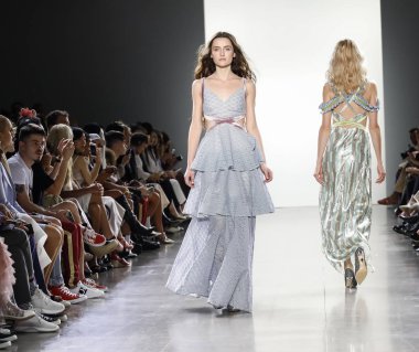 New York, ABD - 7 Eylül 2018: Bahar Studios, Manhattan Ny moda haftası sırasında Vivienne Hu ilkbahar/yaz 2019 toplama sunmak için bir model yürür pist
