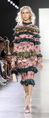 New York, ABD - 7 Eylül 2018: Bahar Studios, Manhattan Ny moda haftası sırasında Vivienne Hu ilkbahar/yaz 2019 toplama sunmak için bir model yürür pist