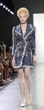 New York, ABD - 7 Eylül 2018: Bahar Studios, Manhattan Ny moda haftası sırasında Vivienne Hu ilkbahar/yaz 2019 toplama sunmak için bir model yürür pist