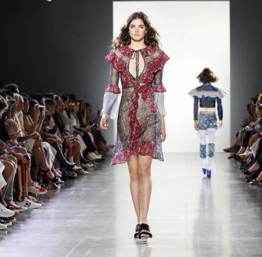 New York, ABD - 7 Eylül 2018: Bahar Studios, Manhattan Ny moda haftası sırasında Vivienne Hu ilkbahar/yaz 2019 toplama sunmak için bir model yürür pist