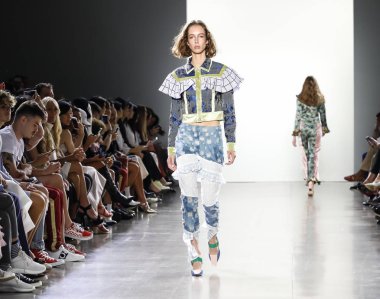 New York, ABD - 7 Eylül 2018: Bahar Studios, Manhattan Ny moda haftası sırasında Vivienne Hu ilkbahar/yaz 2019 toplama sunmak için bir model yürür pist