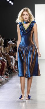 New York, ABD - 7 Eylül 2018: Bahar Studios, Manhattan Ny moda haftası sırasında Vivienne Hu ilkbahar/yaz 2019 toplama sunmak için bir model yürür pist