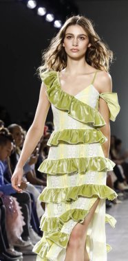 New York, ABD - 7 Eylül 2018: Bahar Studios, Manhattan Ny moda haftası sırasında Vivienne Hu ilkbahar/yaz 2019 toplama sunmak için bir model yürür pist