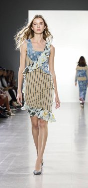 New York, ABD - 7 Eylül 2018: Bahar Studios, Manhattan Ny moda haftası sırasında Vivienne Hu ilkbahar/yaz 2019 toplama sunmak için bir model yürür pist