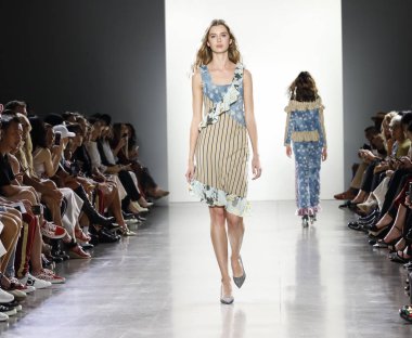 New York, ABD - 7 Eylül 2018: Bahar Studios, Manhattan Ny moda haftası sırasında Vivienne Hu ilkbahar/yaz 2019 toplama sunmak için bir model yürür pist