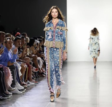 New York, ABD - 7 Eylül 2018: Bahar Studios, Manhattan Ny moda haftası sırasında Vivienne Hu ilkbahar/yaz 2019 toplama sunmak için bir model yürür pist