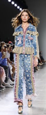 New York, ABD - 7 Eylül 2018: Bahar Studios, Manhattan Ny moda haftası sırasında Vivienne Hu ilkbahar/yaz 2019 toplama sunmak için bir model yürür pist