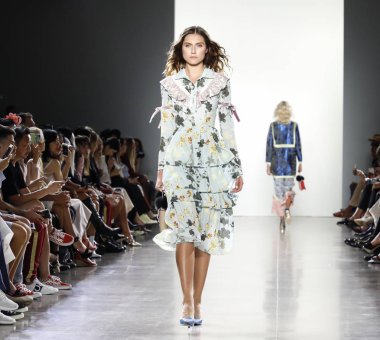 New York, ABD - 7 Eylül 2018: Bahar Studios, Manhattan Ny moda haftası sırasında Vivienne Hu ilkbahar/yaz 2019 toplama sunmak için bir model yürür pist