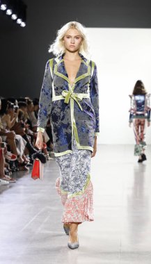 New York, ABD - 7 Eylül 2018: Bahar Studios, Manhattan Ny moda haftası sırasında Vivienne Hu ilkbahar/yaz 2019 toplama sunmak için bir model yürür pist